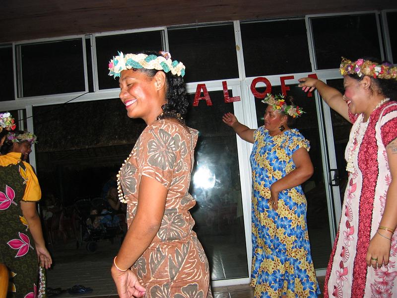 tuv19 In spite of the heat and fatigue, the dancers still manage wonderful smiles.