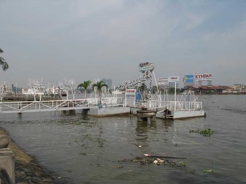 IMG_2272 The river promenade in Saigon is not too impressive.